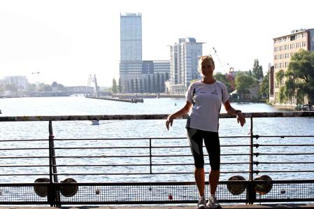 Sightrunning - Läuferin auf der Oberbaumbrücke in Berlin